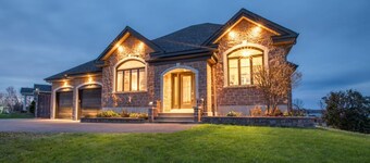 Waterfront Oasis: Luxury Retreat Between Ottawa and Montreal

