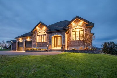 Waterfront Oasis: Luxury Retreat Between Ottawa and Montreal

