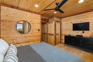 3 slaapkamers, een strijkplank/strijkijzer, internet, beddengoed