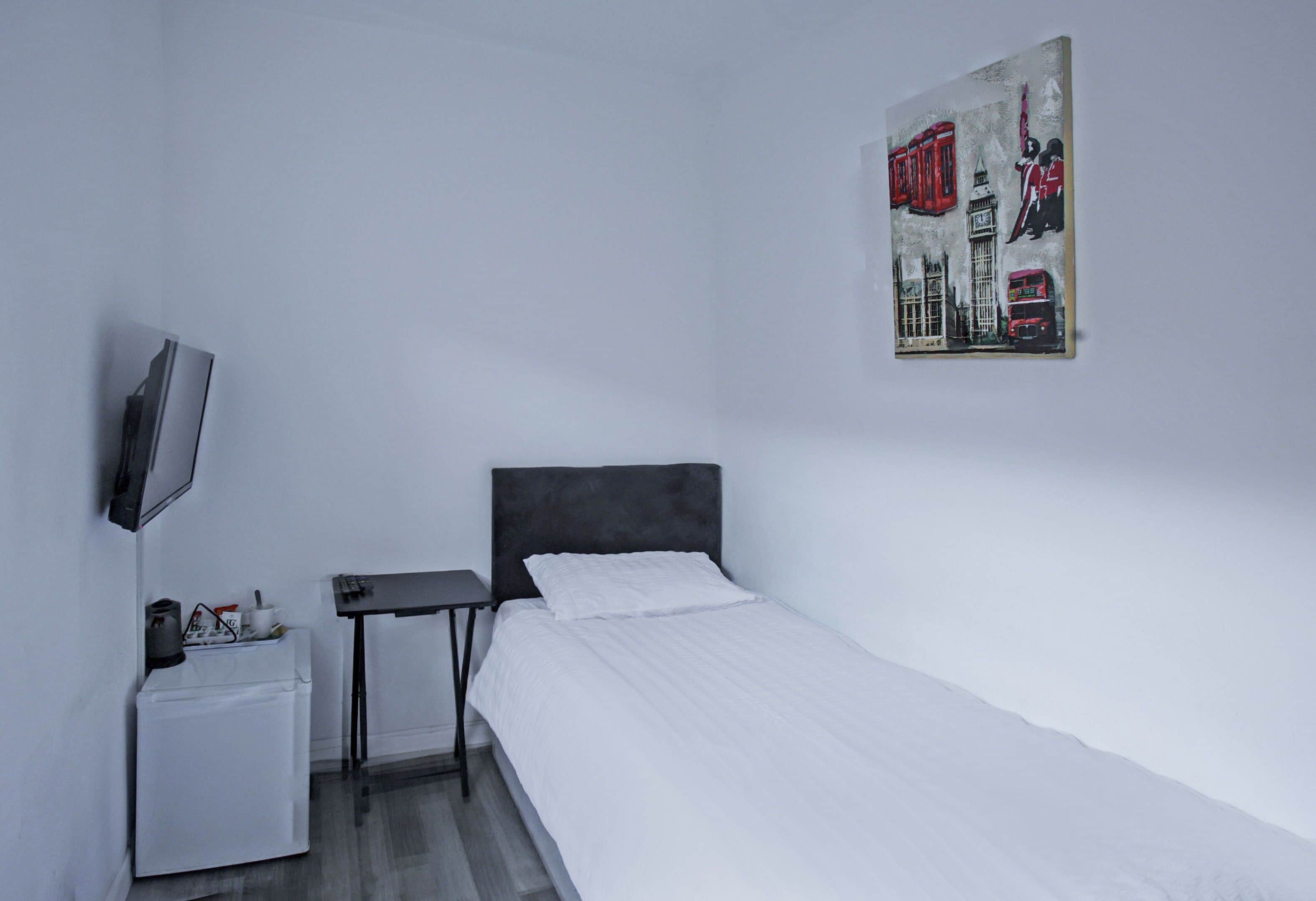 standard single room, 1 single bed (shared) | 1 bedroom, desk, bed sheets