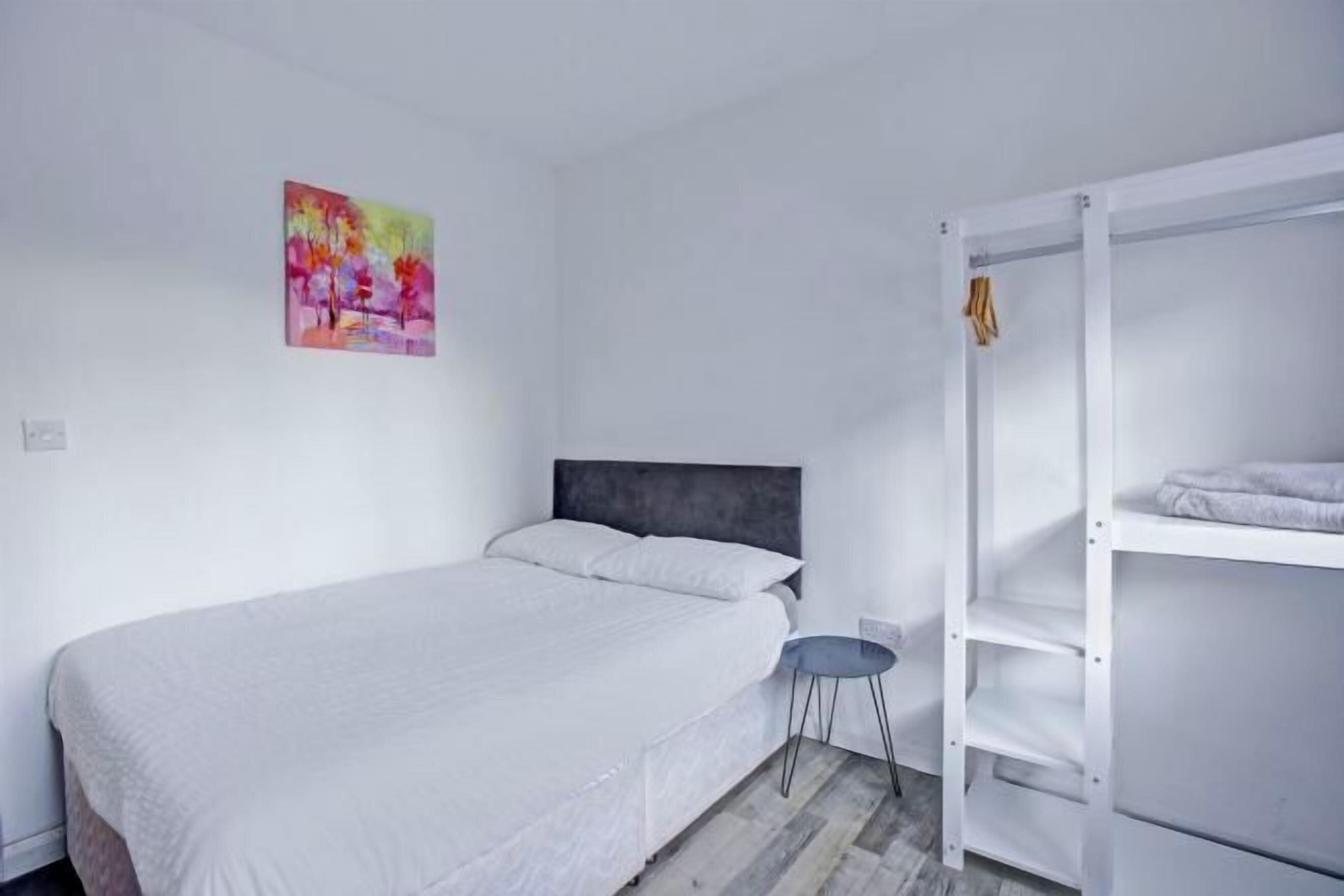 Schreibtisch, Bügeleisen/Bügelbrett, Bettwäsche