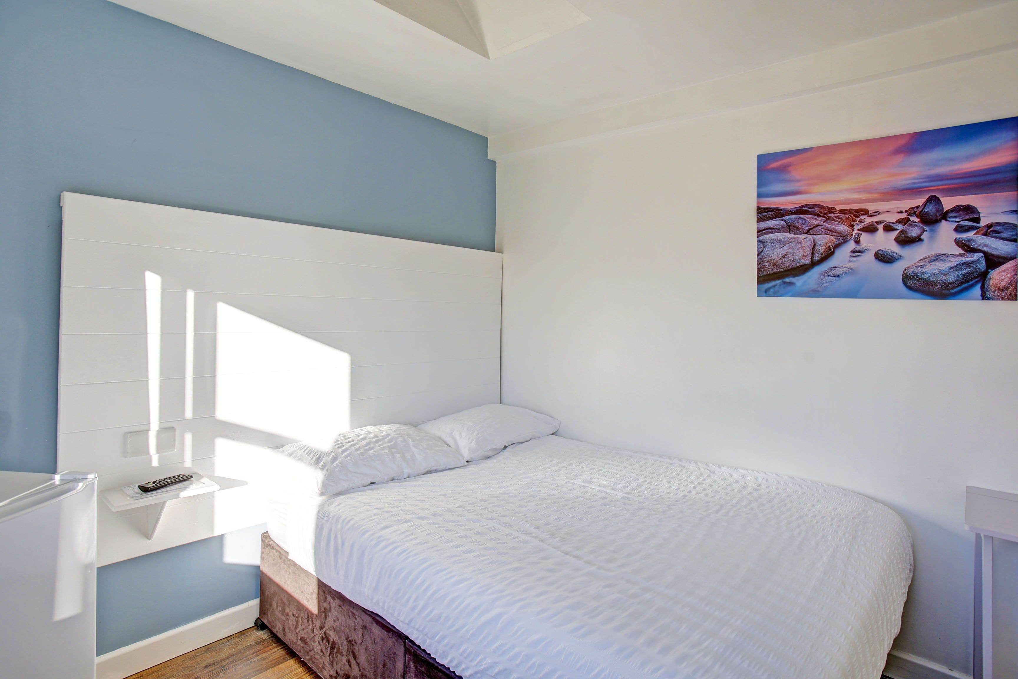 1 bedroom, desk, bed sheets