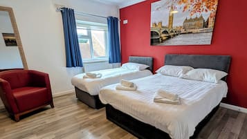 Phòng 3 Tiêu chuẩn | Bàn, bàn ủi/dụng cụ ủi quần áo, bộ trải giường