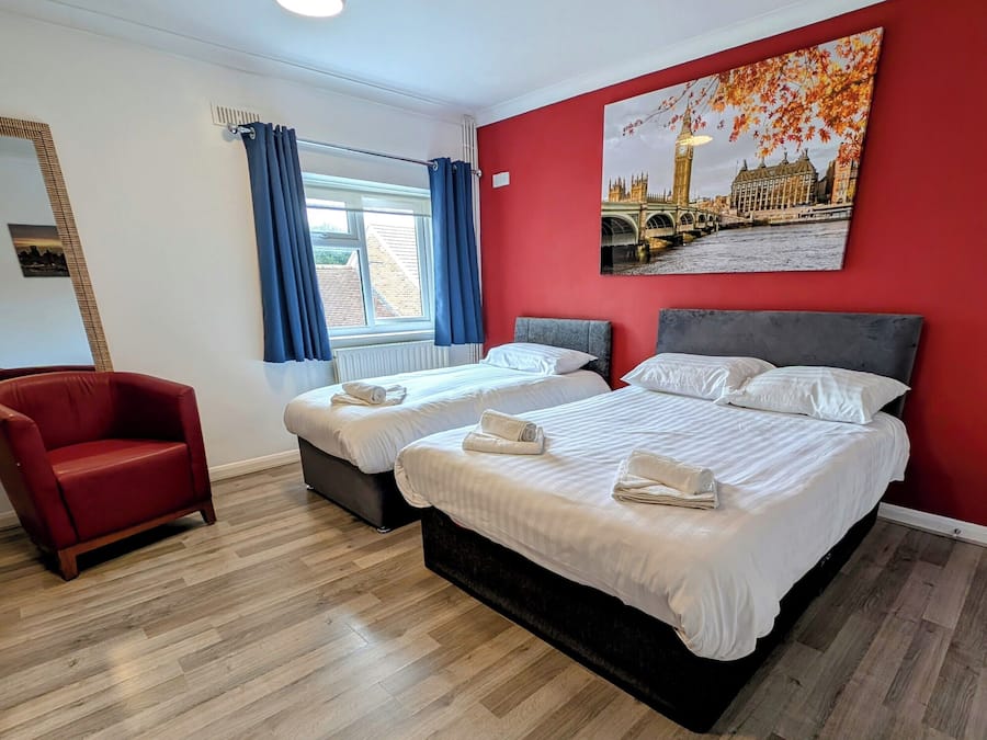 Quarto triplo standard | Escrivaninha, ferros/tábuas de passar roupa, roupa de cama