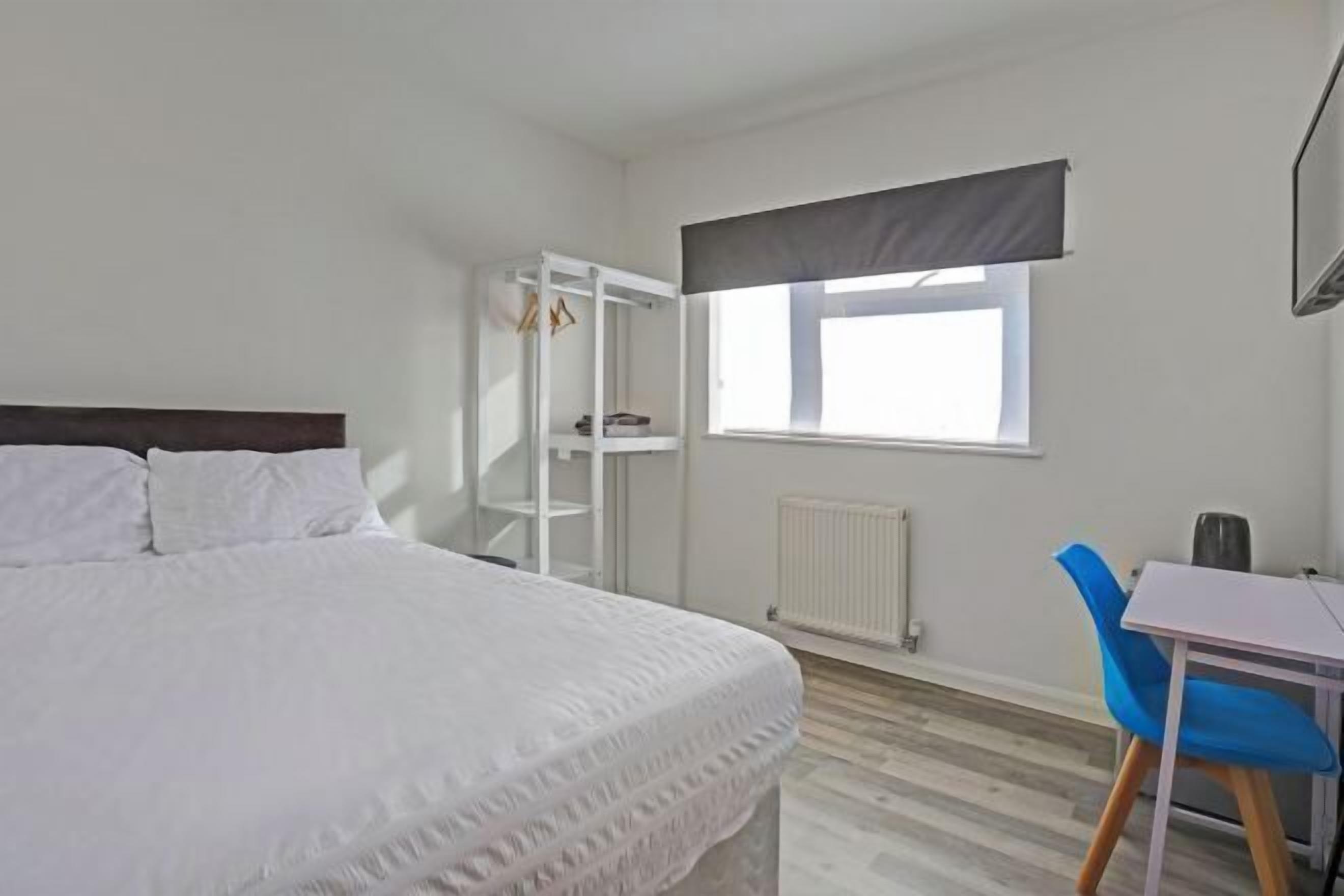 Schreibtisch, Bügeleisen/Bügelbrett, Bettwäsche