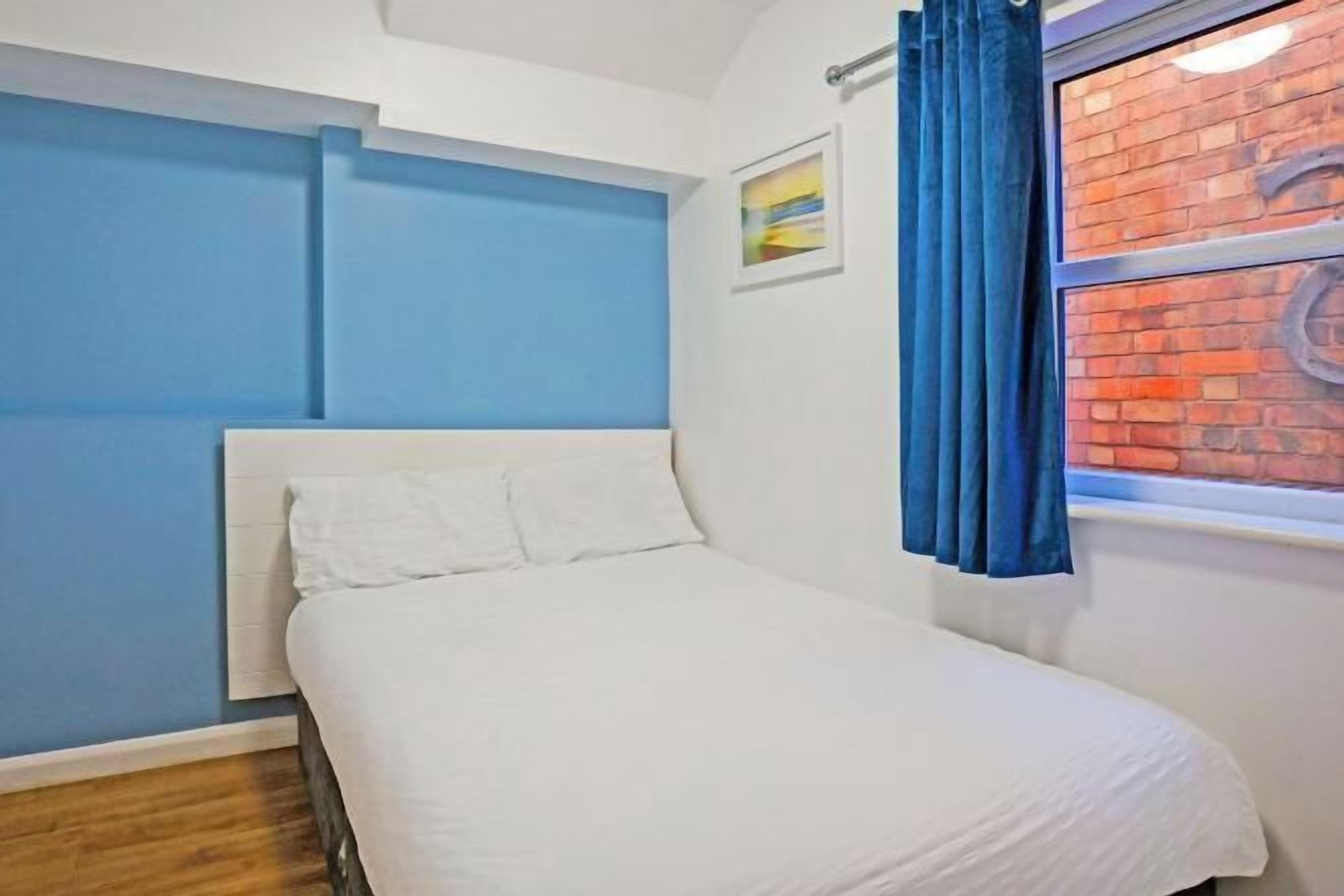 Schreibtisch, Bügeleisen/Bügelbrett, Bettwäsche