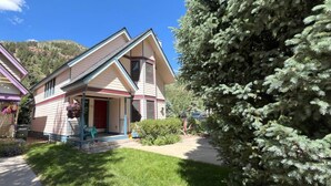 Exterior - Bachman Village #9 - Private backyard and steps to skiing!, Family-friendly home with backyard - gre... (Telluride)