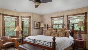 Desk, iron/ironing board, WiFi, bed sheets - Bachman Village #9 - Private backyard and steps to skiing!, Family-friendly home with backyard - gre... (Telluride)