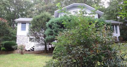 K & J Cottage Relax and Recharge on your vacation! Sleeps 8