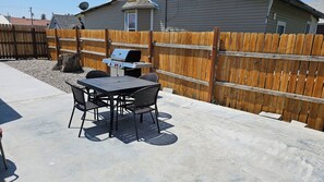 Outdoor dining - Modern Central Blackfoot Living (Blackfoot)