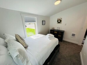 3 bedrooms, iron/ironing board, free WiFi, bed sheets - Modern Central Blackfoot Living (Blackfoot)