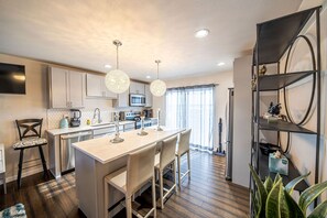 Réfrigérateur, four à micro-ondes, un four, surface de cuisson