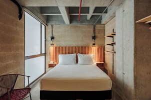 Cortinas blackout, wifi gratis y ropa de cama