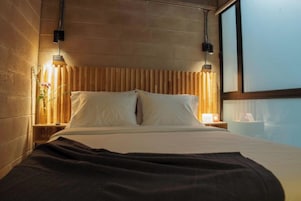 Cortinas blackout, wifi gratis y ropa de cama