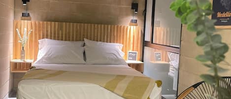 Cortinas blackout, wifi gratis y ropa de cama