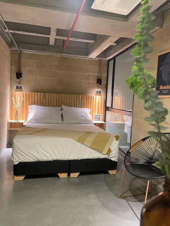 Cortinas blackout, wifi gratis y ropa de cama