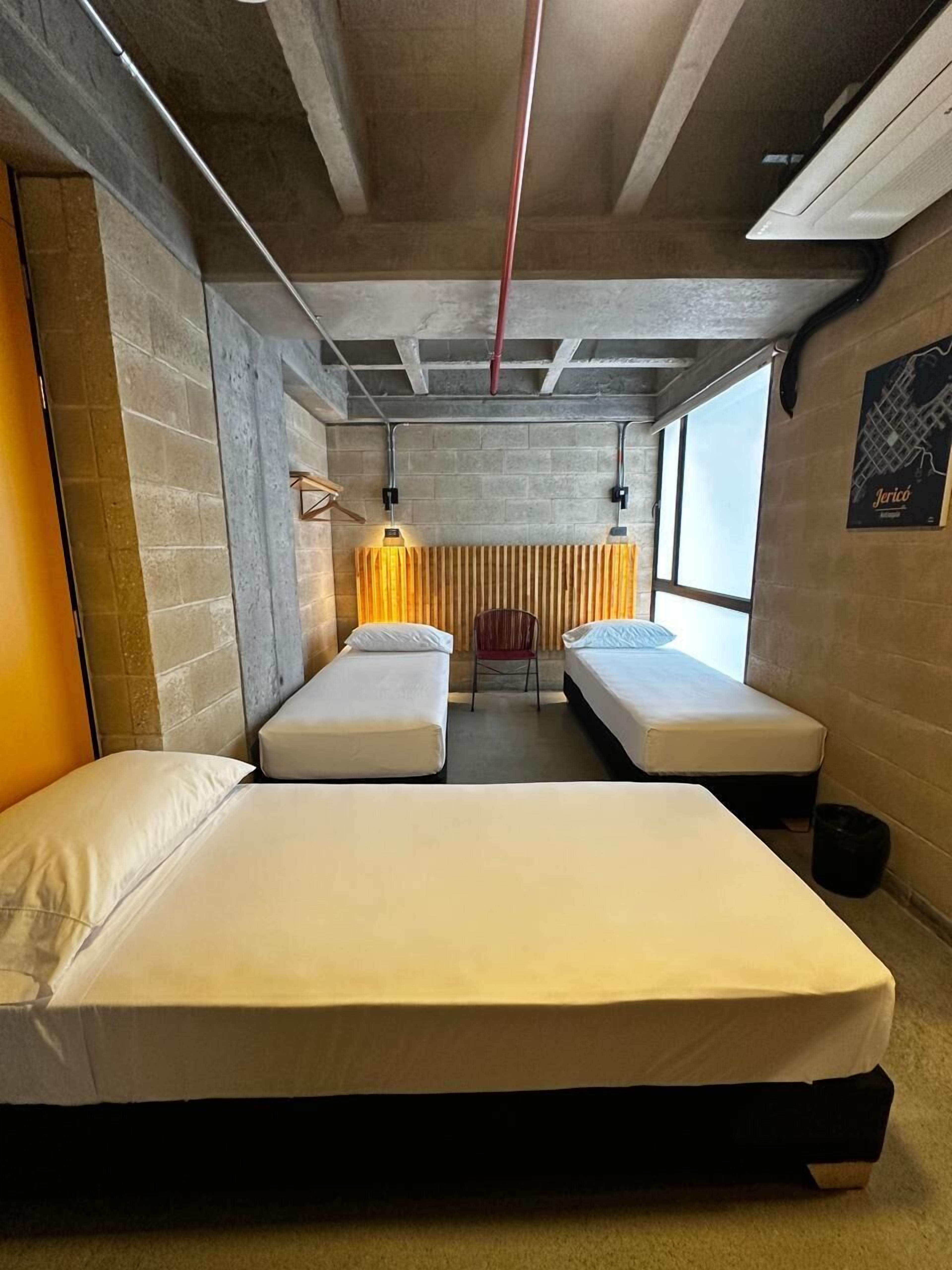 Triple Room | Blackout drapes, free WiFi, bed sheets