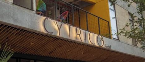 Pintu masuk properti