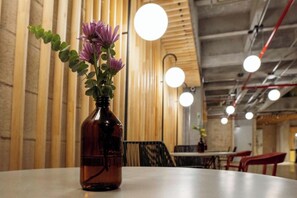 供應早餐、午餐和晚餐，當地料理