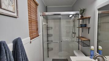 Douche, sèche-cheveux, serviettes fournies, papier toilette