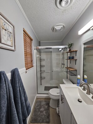Douche, sèche-cheveux, serviettes fournies, papier toilette