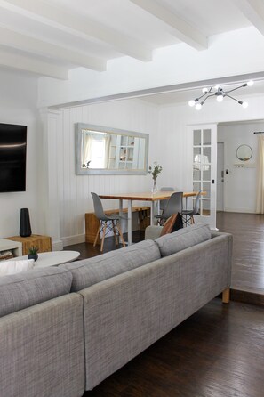 Televisión, chimenea y libros 