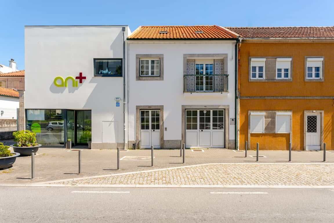 Un immeuble à la façade moderne, avec un bâtiment plus ancien à côté.