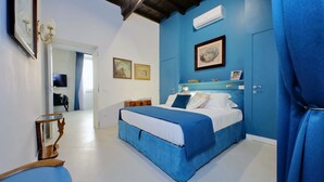 A bedroom with a bed, a dresser, a mirror, and a door. - 2 steps from the Spanish Steps (Roma)