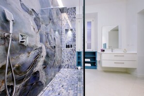 Shower, hair dryer, bidet, towels