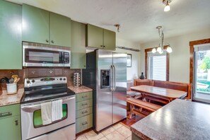 Réfrigérateur, micro-ondes, plaque de cuisson, lave-vaisselle