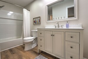 Sèche-cheveux, serviettes fournies, savon, shampoing