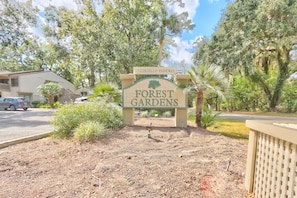 Property grounds - Newly updated in Forest Gardens (Hilton Head Island)