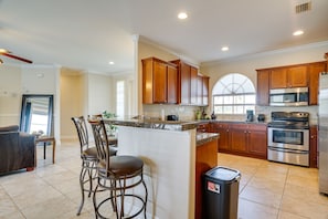 Réfrigérateur, micro-ondes, lave-vaisselle, cafetière/bouilloire