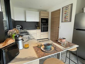 Een koelkast, een microgolfoven, een oven, een kookplaat