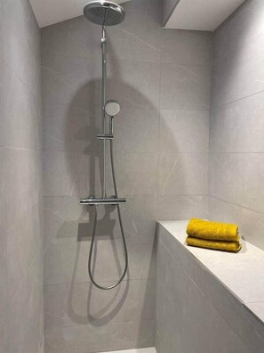 Dusche, Haartrockner, Handtücher, Seife