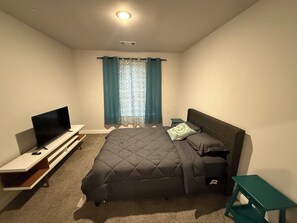 4 bedrooms, in-room safe, WiFi, bed sheets