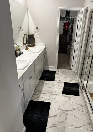 Shower, towels, soap - Cozy and stylish 4Bedroom 4.5bath Townhome (Lewisville)