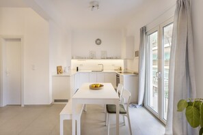 Refrigerador, horno, cafetera y tetera y tetera eléctrica 