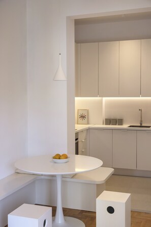 Kühlschrank, Mikrowelle, Wasserkocher mit Kaffee-/Teezubehör