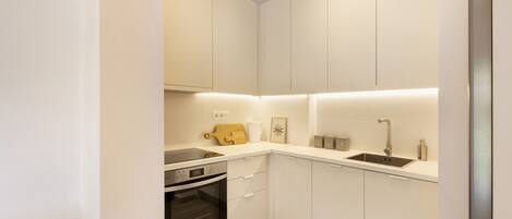 Kühlschrank, Mikrowelle, Wasserkocher mit Kaffee-/Teezubehör