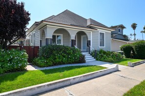 Exterior - Modern Victorian Home Walking Distance To Ventura Pier and Downtown Restaurants (Ventura)