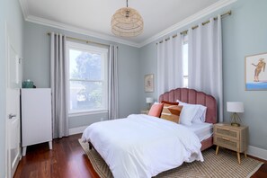 4 bedrooms, desk, iron/ironing board, travel cot - Modern Victorian Home Walking Distance To Ventura Pier and Downtown Restaurants (Ventura)