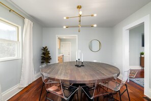 Dining - Modern Victorian Home Walking Distance To Ventura Pier and Downtown Restaurants (Ventura)