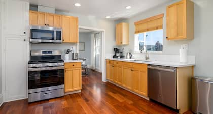 Modern Victorian Home Walking Distance To Ventura Pier and Downtown Restaurants