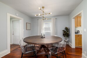 Dining - Modern Victorian Home Walking Distance To Ventura Pier and Downtown Restaurants (Ventura)