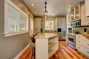 Geladeira, micro-ondas, fogão, cooktop