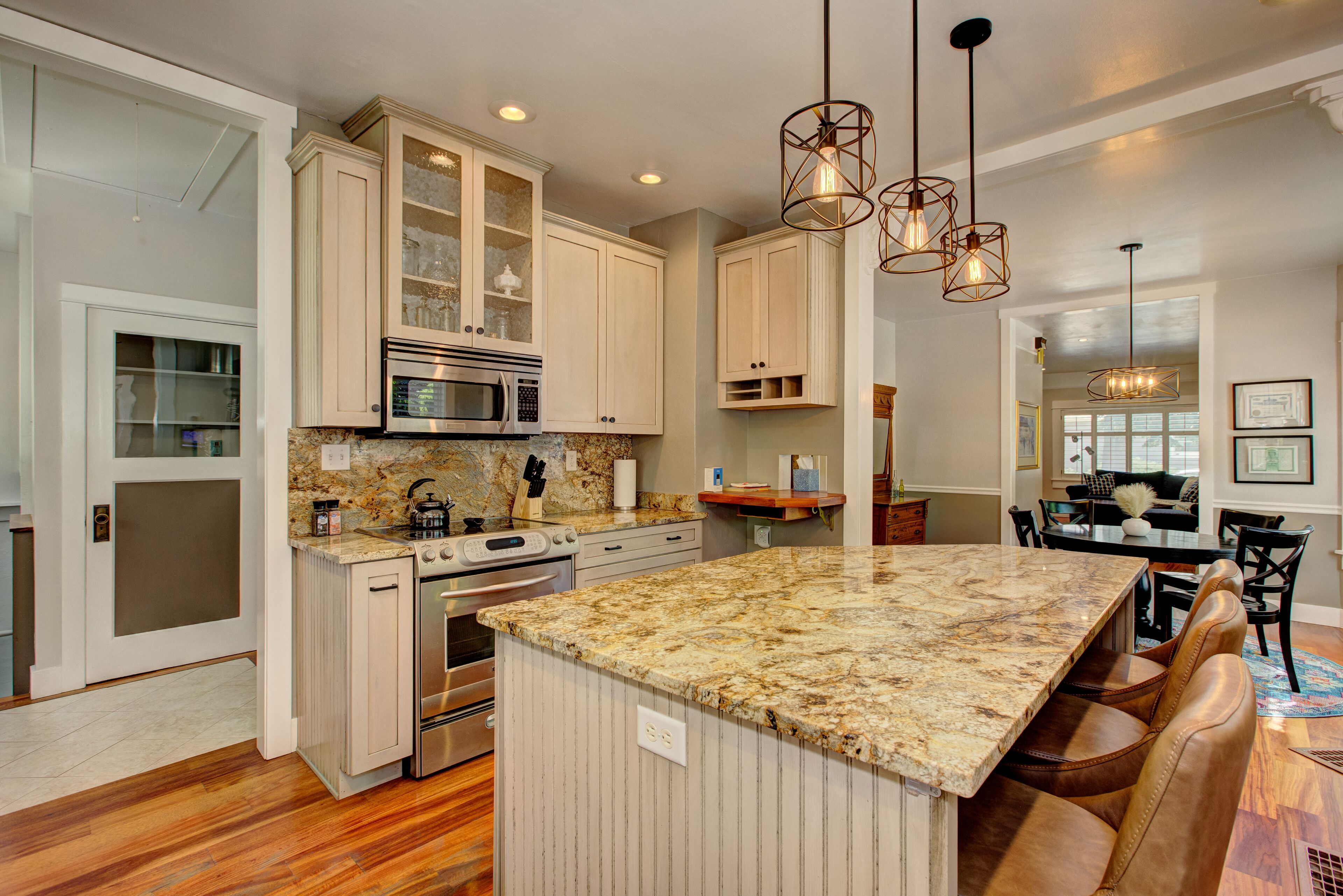 ثلاجة، ميكروويف، فرن، موقد طهي مسطح