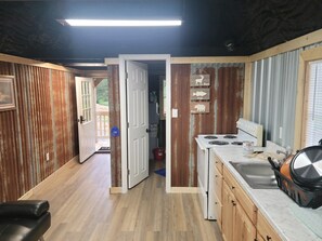 Fridge, microwave, stovetop, coffee/tea maker - JB's Cabin (Jerusalem)