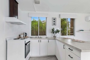 Fridge, microwave, oven, stovetop - Great Ocean Road Sandy Villa (Apollo Bay)