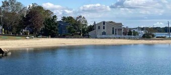 BEACH BUM CARRIAGE HOUSE with kayaks - steps to beach, park, marinas & brewery!